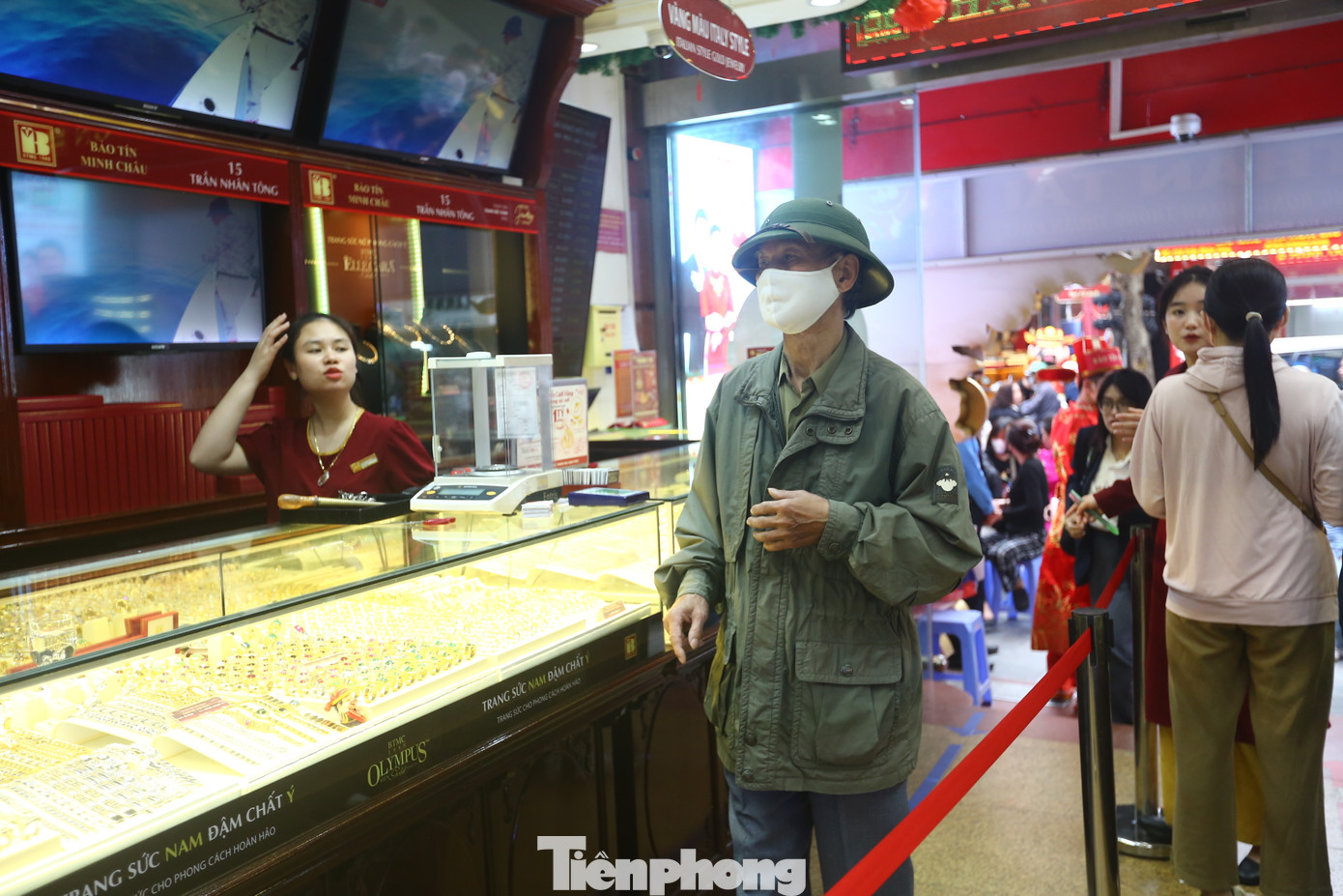 Có mặt tại cửa hàng vàng trên đường Trần Nhân Tông, ông Khánh (Ba Đình, Hà Nội) năm nay đã 78 tuổi xếp hàng bên ngoài gần 15 phút thì được vào cửa hàng giao dịch. Có mặt tại cửa hàng vàng trên đường Trần Nhân Tông, ông Khánh (Ba Đình, Hà Nội) năm nay đã 78 tuổi xếp hàng bên ngoài gần 15 phút thì được vào cửa hàng giao dịch.