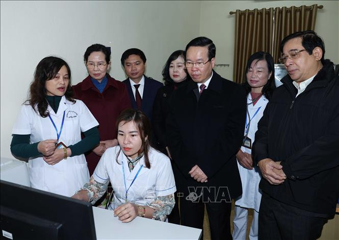 Chủ tịch nước Võ Văn Thưởng đến thăm Trạm Y tế xã Thanh Phong, huyện Thanh Liêm.