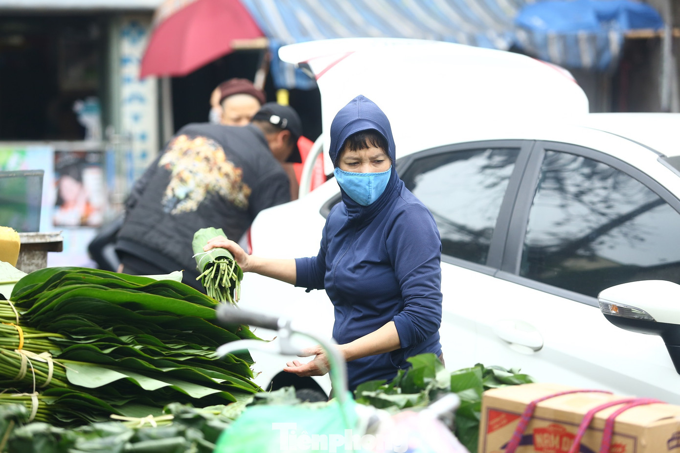 Trên phố Trần Quý Cáp có khoảng 7-8 sạp hàng kéo dài khoảng 50 mét với đủ các loại lá dong các nơi đổ về.