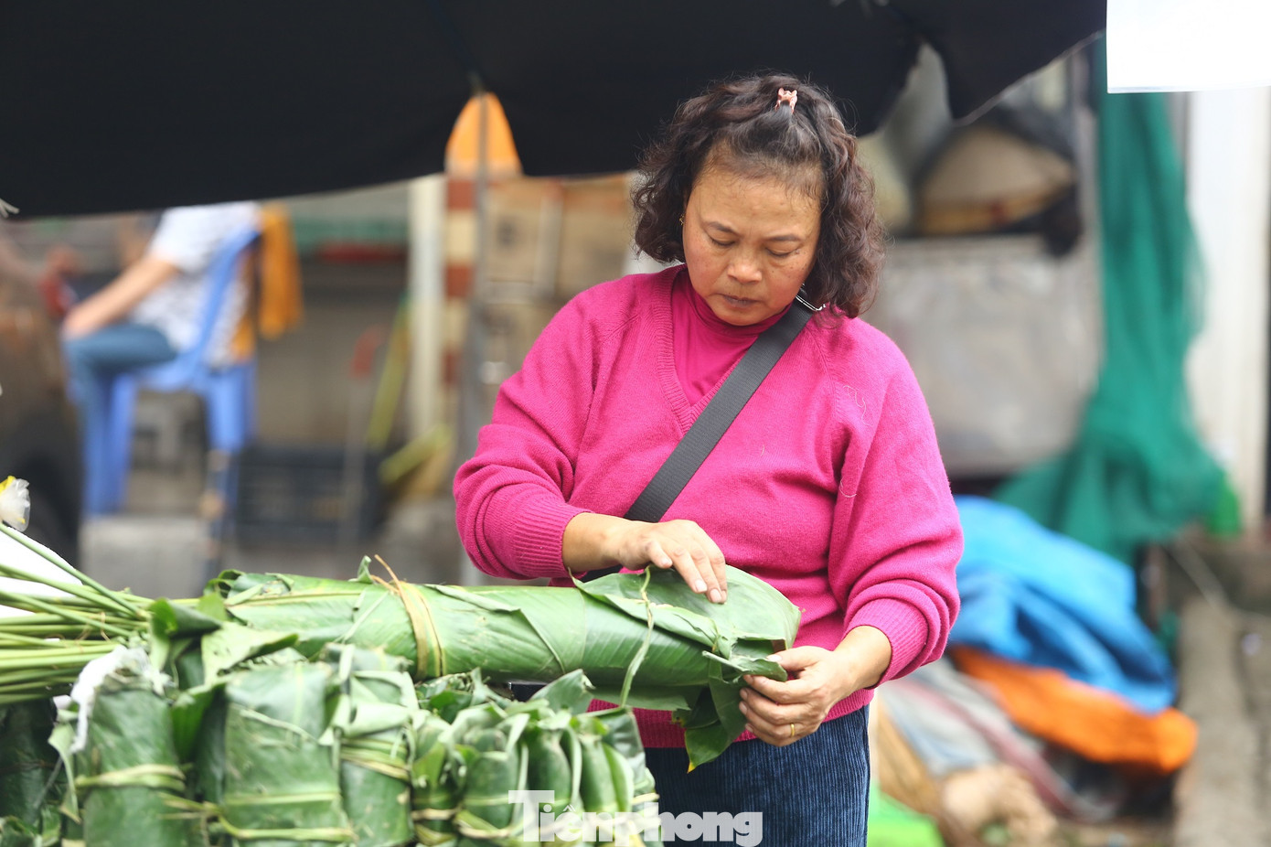 Các sạp hàng mở hàng từ sáng tới tối tạo điều kiện cho nhiều người đến đây và lựa chọn nguyên liệu.