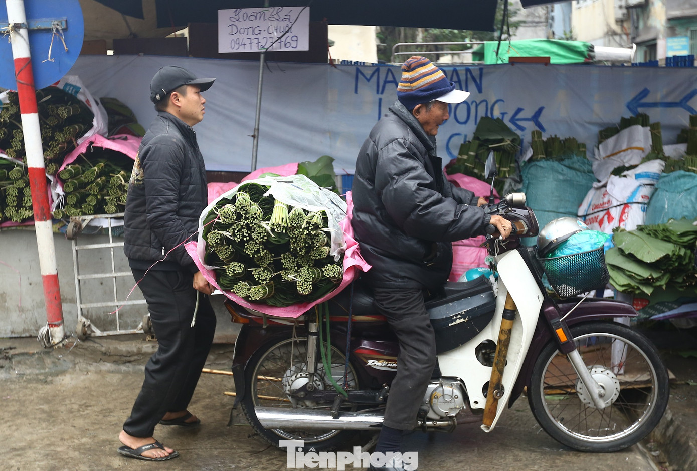 Những chuyến xe chở đầy lá dong tấp nập ra vào trong chợ Trần Quý Cáp.