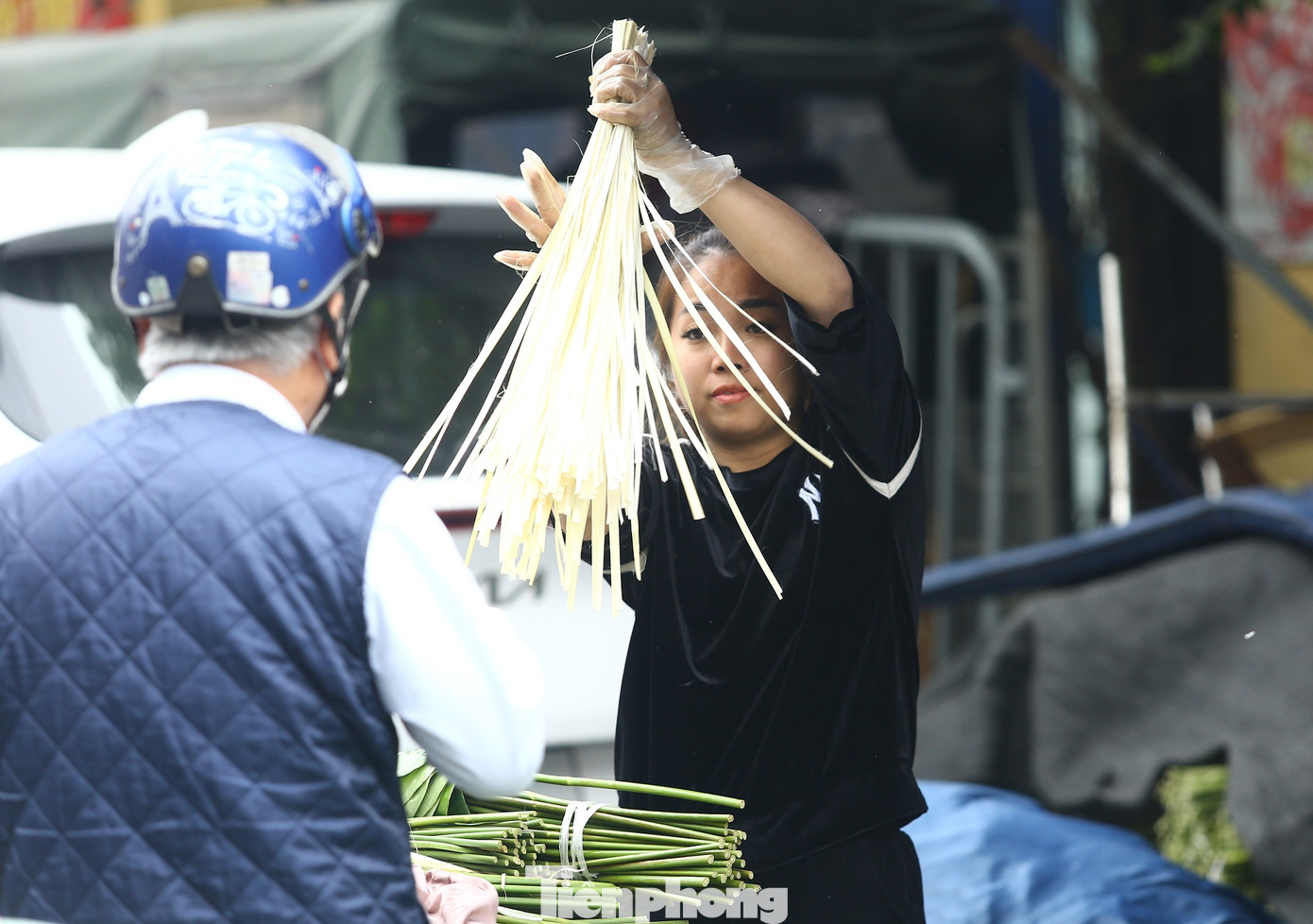 Bán kèm là lạt gói bánh với giá 10.000 đồng/bó.