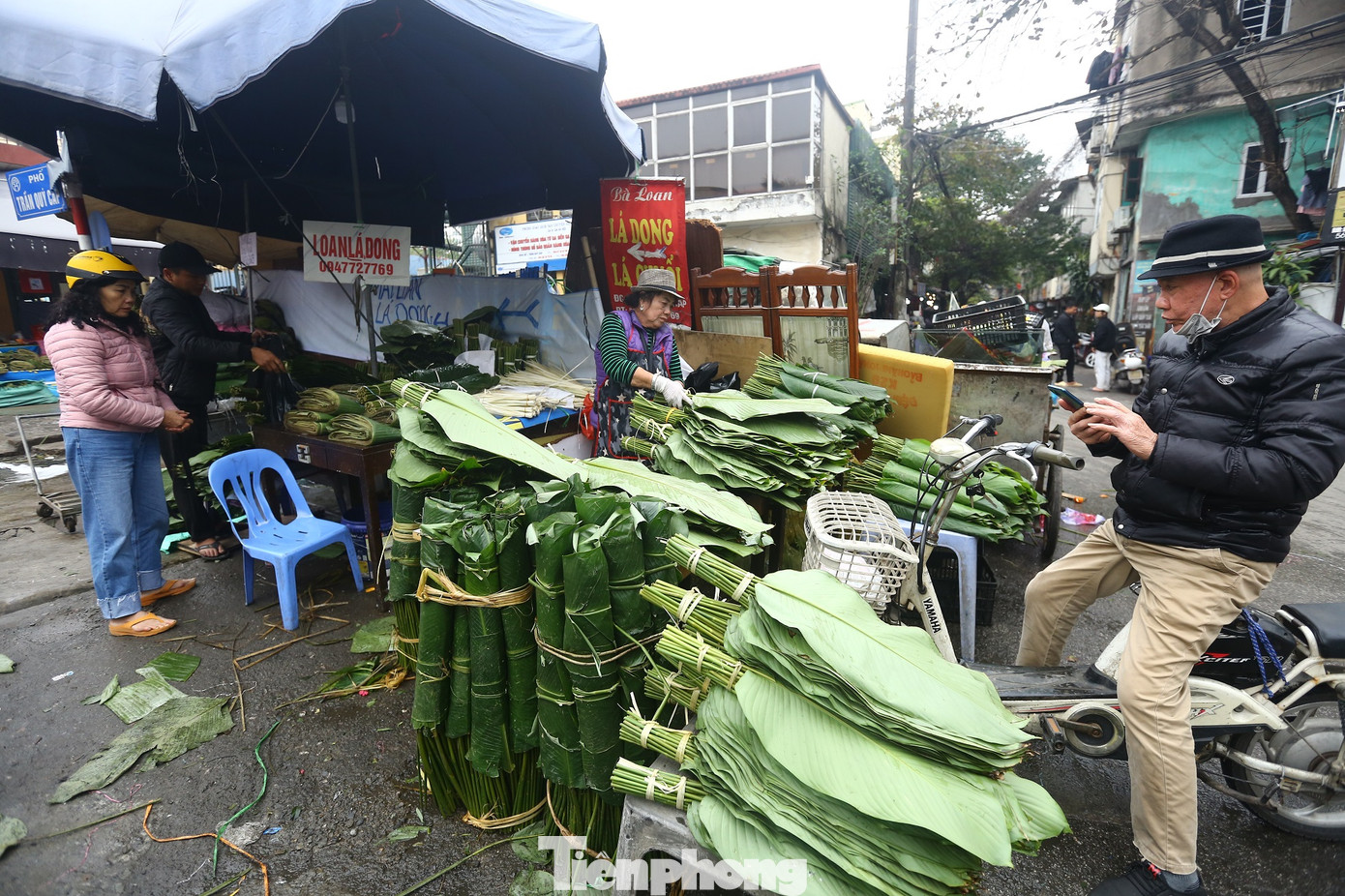 Đến những ngày cận Tết Nguyên đán 2024, phố Trần Quý Cáp (Hà Nội) lại phủ màu xanh của lá dong, nhộn nhịp kẻ bán người mua.