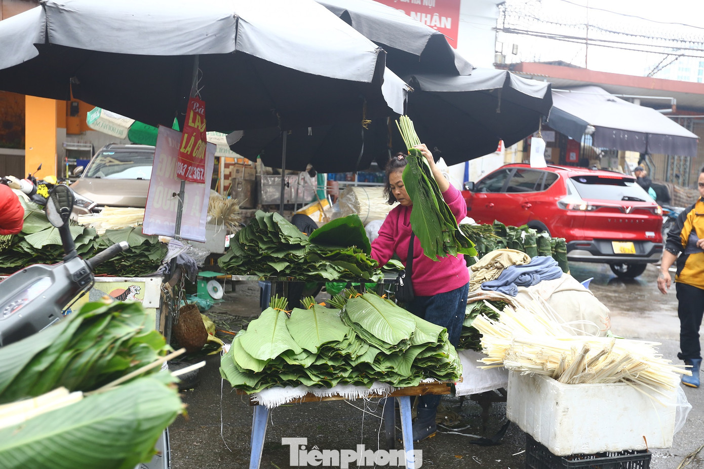 Tiểu thương cho biết, năm nay người mua theo bó nhiều thay vì mua lẻ tẻ vài lá như những năm trước.