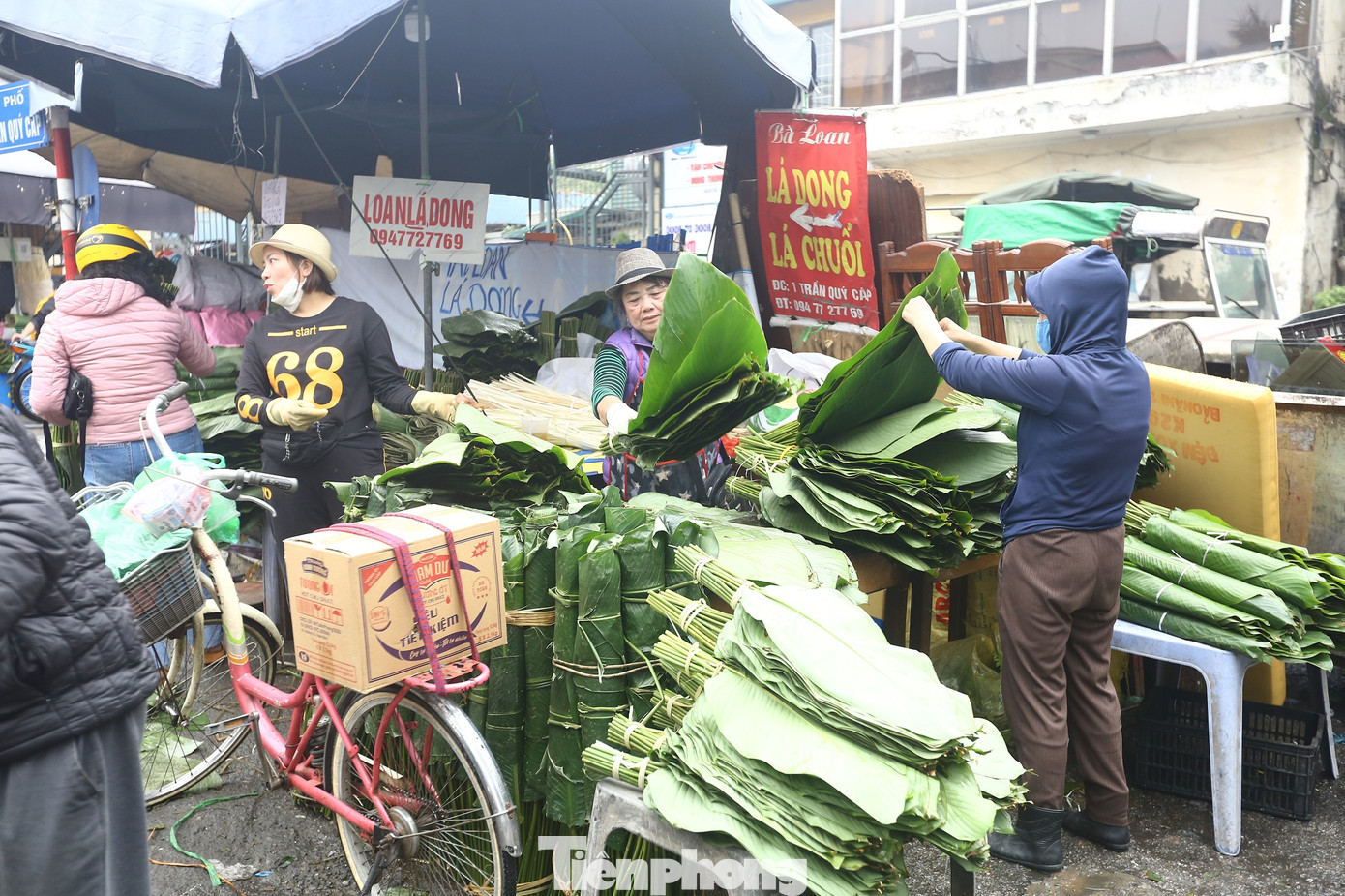 Đây là thời điểm người tiêu dùng, người dân Thủ đô tấp nập mua sắm phục vụ Tết Âm lịch.