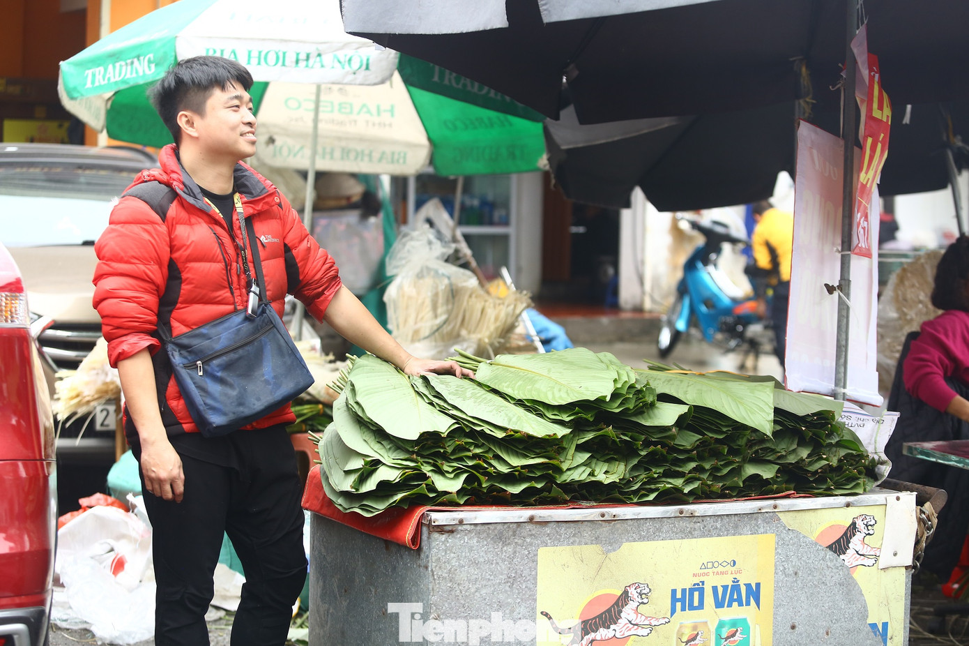 Lá dong năm nay to đẹp, xanh mướt nên được người tiêu dùng ưa chuộng, mỗi ngày mỗi sạp bán được hàng vạn lá.