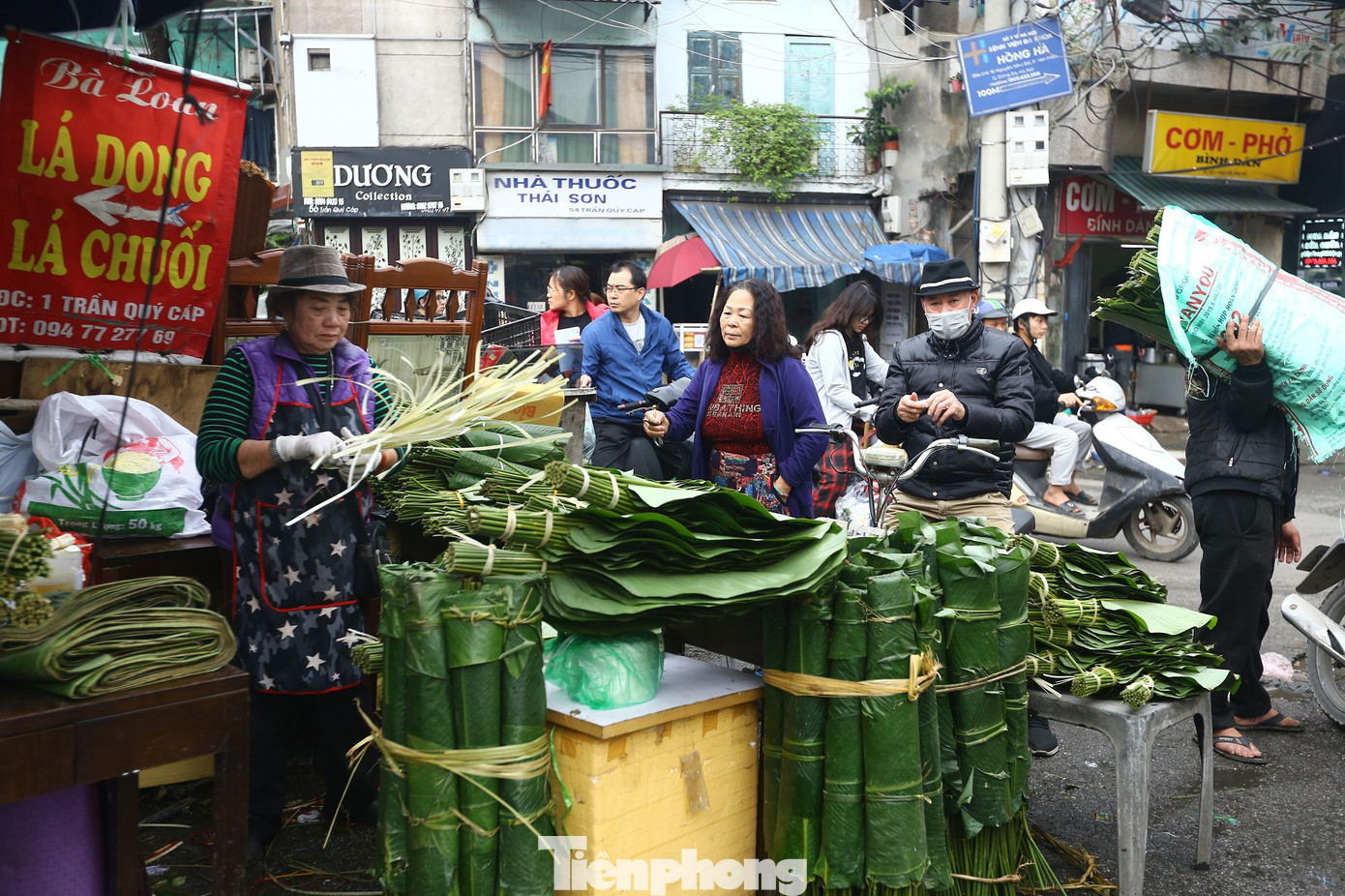 Người dân cần mua lá dong hay dây lạt gói giò, chả, bánh chưng vẫn thường nhớ đến chợ đã tồn tại rất lâu trên Trần Quý Cáp đằng sau ga Hà Nội.