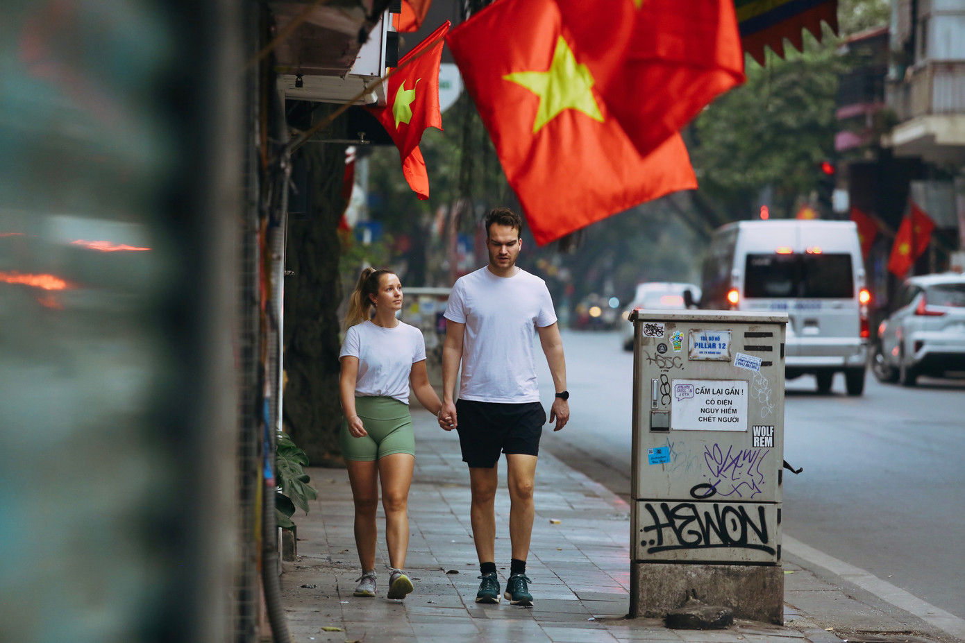 Những vị khách Tây tận hưởng không khí hiếm có của sáng mùng 1.