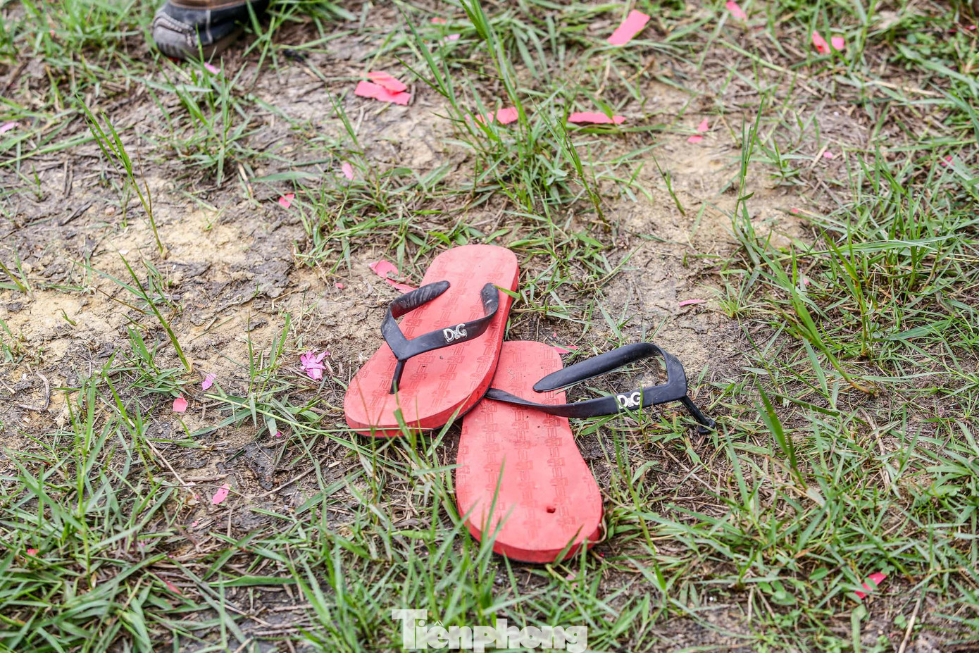 Hàng loạt đôi dép hỏng sau những pha "hỗn chiến".