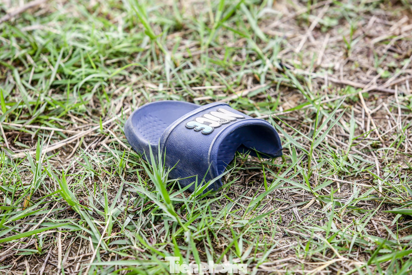 Hàng loạt đôi dép hỏng sau những pha "hỗn chiến".