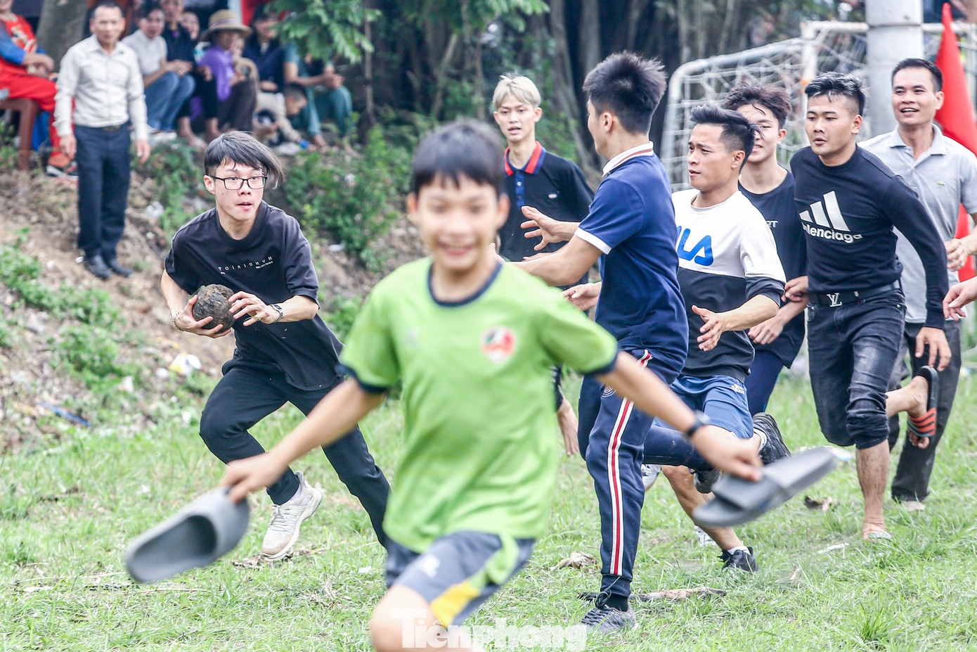 Khác với các lễ hội cướp cầu khác, lễ cướp cầu của thôn Viên Nội chỉ dừng lại khi quả cầu được gieo vào trong đình, khi đó lễ hội mới thực sự chấm dứt. Việc đưa quả cầu vào đình được gọi là rước thần Cầu trở lại đình. Chính cái lệ này, lễ hội gieo cầu Viên Nội không có sự chiếm hữu, mà chỉ có sự cạnh tranh để cố gắng là người đưa được ông cầu vào đình.