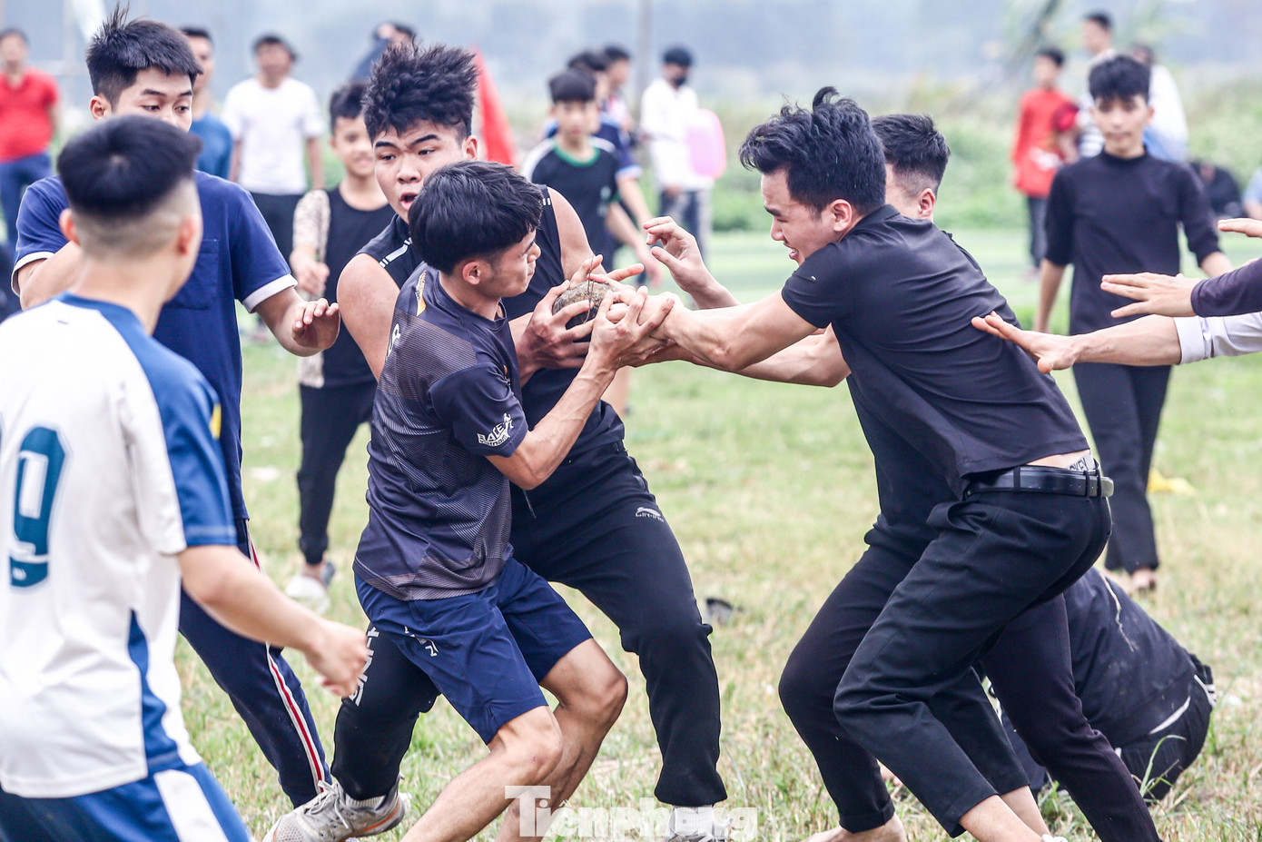 Khác với các lễ hội cướp cầu khác, lễ cướp cầu của thôn Viên Nội chỉ dừng lại khi quả cầu được gieo vào trong đình, khi đó lễ hội mới thực sự chấm dứt. Việc đưa quả cầu vào đình được gọi là rước thần Cầu trở lại đình. Chính cái lệ này, lễ hội gieo cầu Viên Nội không có sự chiếm hữu, mà chỉ có sự cạnh tranh để cố gắng là người đưa được ông cầu vào đình.