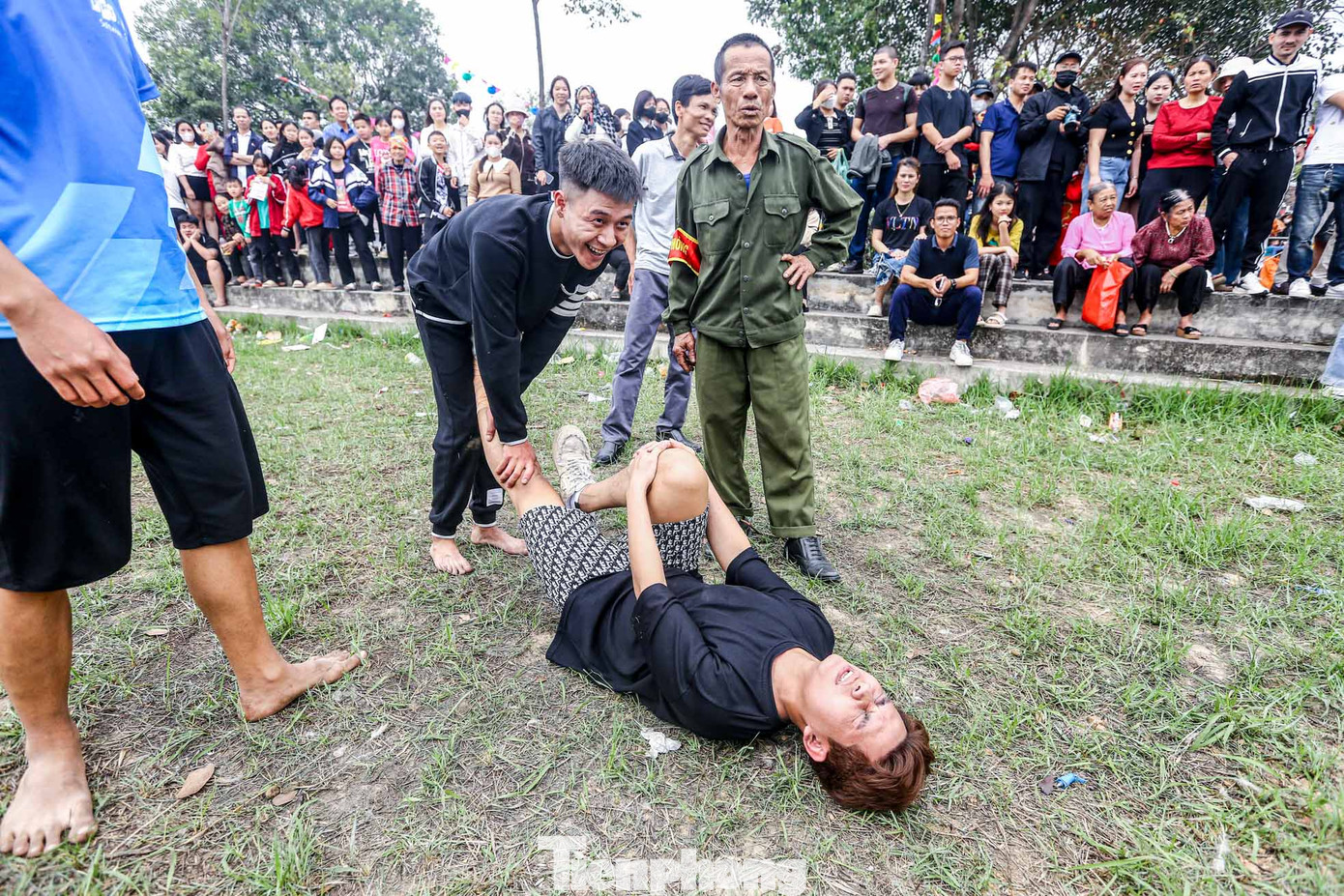 Một thanh niên bị căng cơ sau khi thoát khỏi đám giằng co quyết liệt.