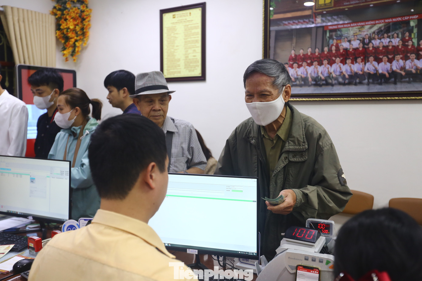 Ông Khánh cho biết do con cháu đi làm nên mình tự đạp xe hơn 10 km để đến đây mua vàng. Do ông hay mua ở đây nên không đi chỗ khác. Ông Khánh cho biết do con cháu đi làm nên mình tự đạp xe hơn 10 km để đến đây mua vàng. Do ông hay mua ở đây nên không đi chỗ khác.