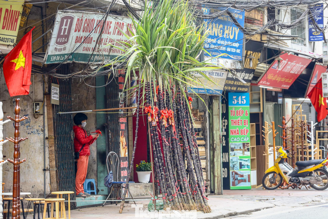 Theo tiểu thương cho biết, giá mía trong ngày 30 Tết là 100.000 đồng/cặp. Giá này có thể tăng lên gấp đôi sau khi qua khoảnh khắc giao thừa.