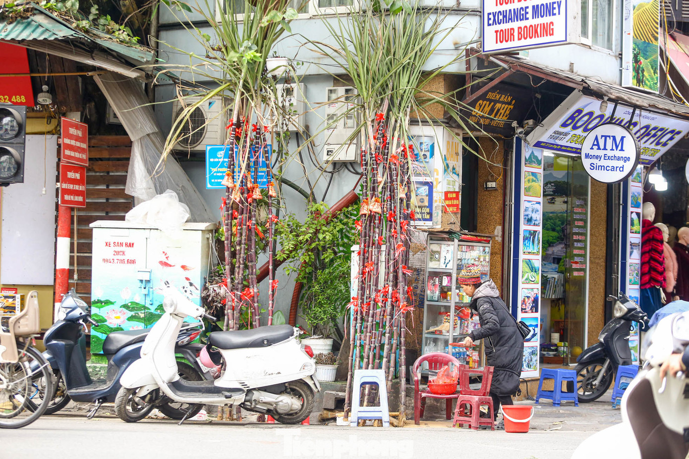 Mía lộc gắn thêm nơ đỏ, túi lộc chờ người mua trên phố cổ.