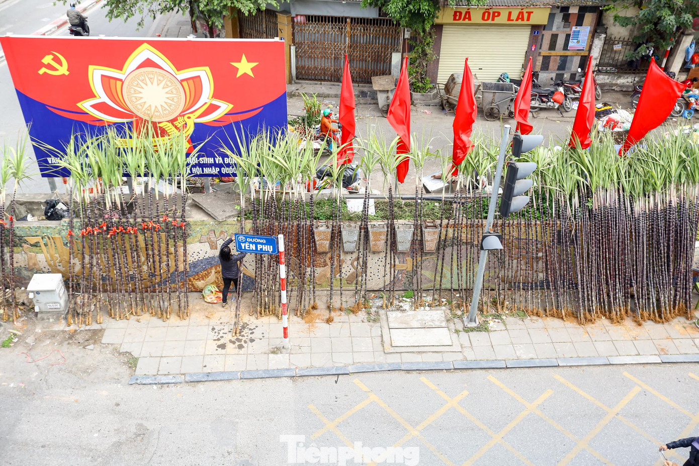 Những ngày cuối năm, có thể bắt gặp những bó mía lộc ở nhiều góc phố của Hà Nội như Tây Sơn, Xã Đàn, Yên Phụ, La Thành... hay tại các chợ truyền thống như chợ hoa Hàng Lược, chợ hoa Quảng Bá...