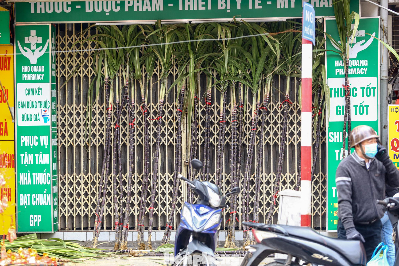 Phố Khâm Thiên xuất hiện nhiều điểm bán mía lộc