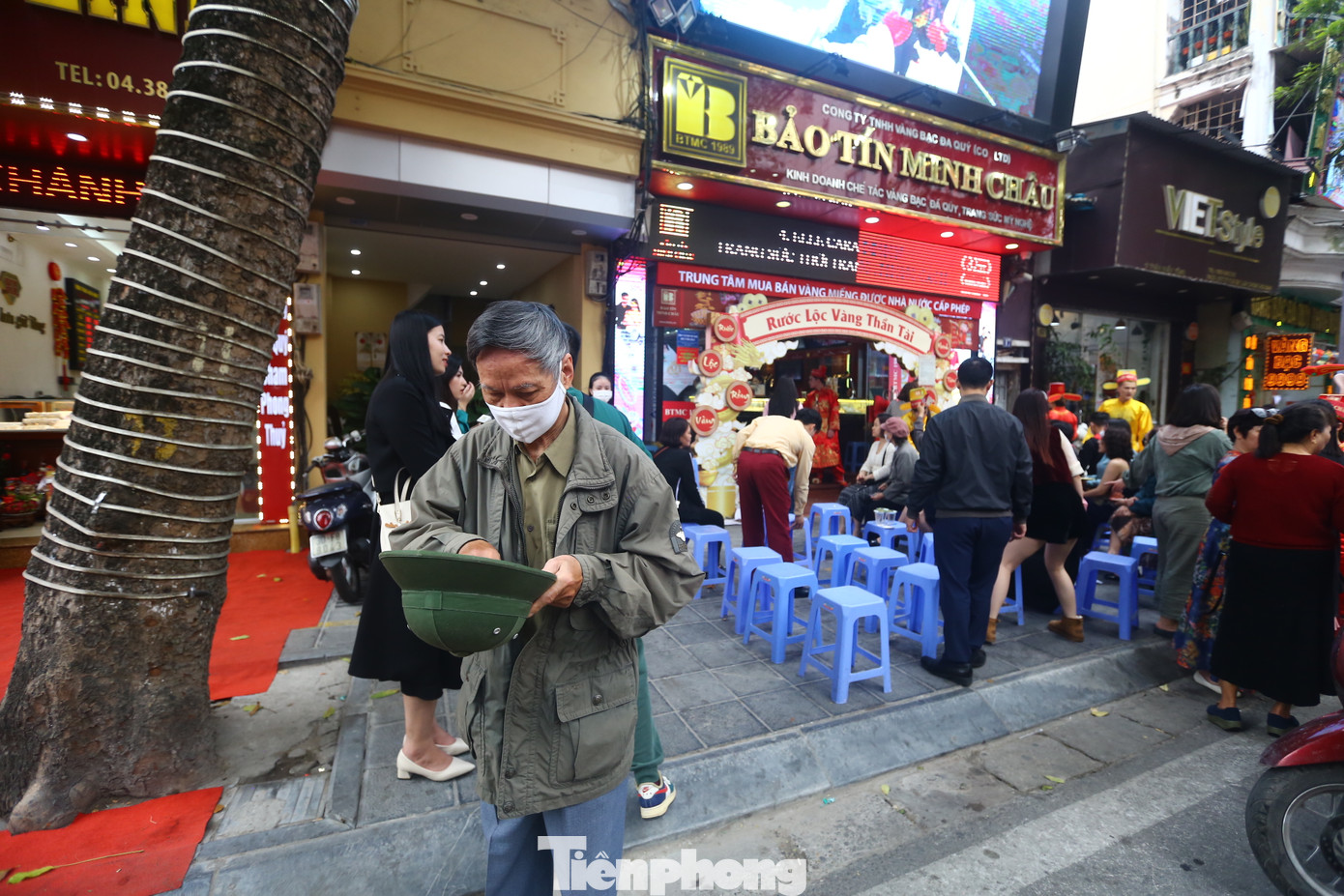 Ông Khánh cảm thấy rất vui mừng và phấn khởi vì được hướng dẫn tận tình, không gặp trở ngại gì trong quá trình mua vàng. Ông Khánh cảm thấy rất vui mừng và phấn khởi vì được hướng dẫn tận tình, không gặp trở ngại gì trong quá trình mua vàng.