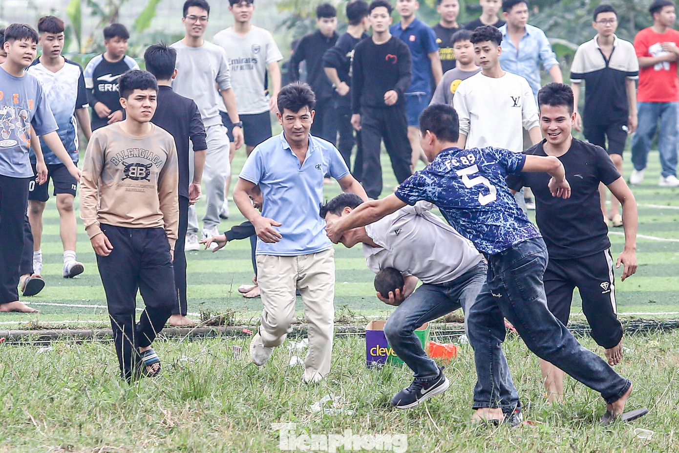 Khác với các lễ hội cướp cầu khác, lễ cướp cầu của thôn Viên Nội chỉ dừng lại khi quả cầu được gieo vào trong đình, khi đó lễ hội mới thực sự chấm dứt. Việc đưa quả cầu vào đình được gọi là rước thần Cầu trở lại đình. Chính cái lệ này, lễ hội gieo cầu Viên Nội không có sự chiếm hữu, mà chỉ có sự cạnh tranh để cố gắng là người đưa được ông cầu vào đình.