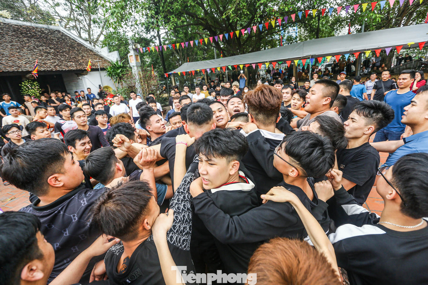 Sau khoảng 4 tiếng đồng hồ được gieo ở cánh đồng, cầu được đưa vào vào trong sân đình và đưa vào đình, lễ hội mới xong hoàn toàn.