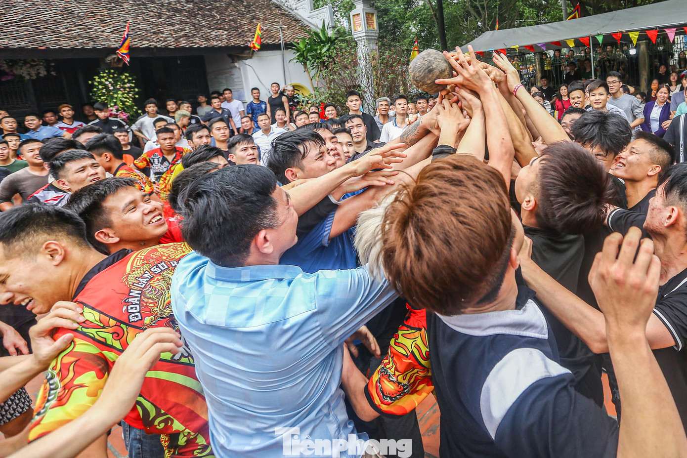 Sau khoảng 4 tiếng đồng hồ được gieo ở cánh đồng, cầu được đưa vào vào trong sân đình và đưa vào đình, lễ hội mới xong hoàn toàn.