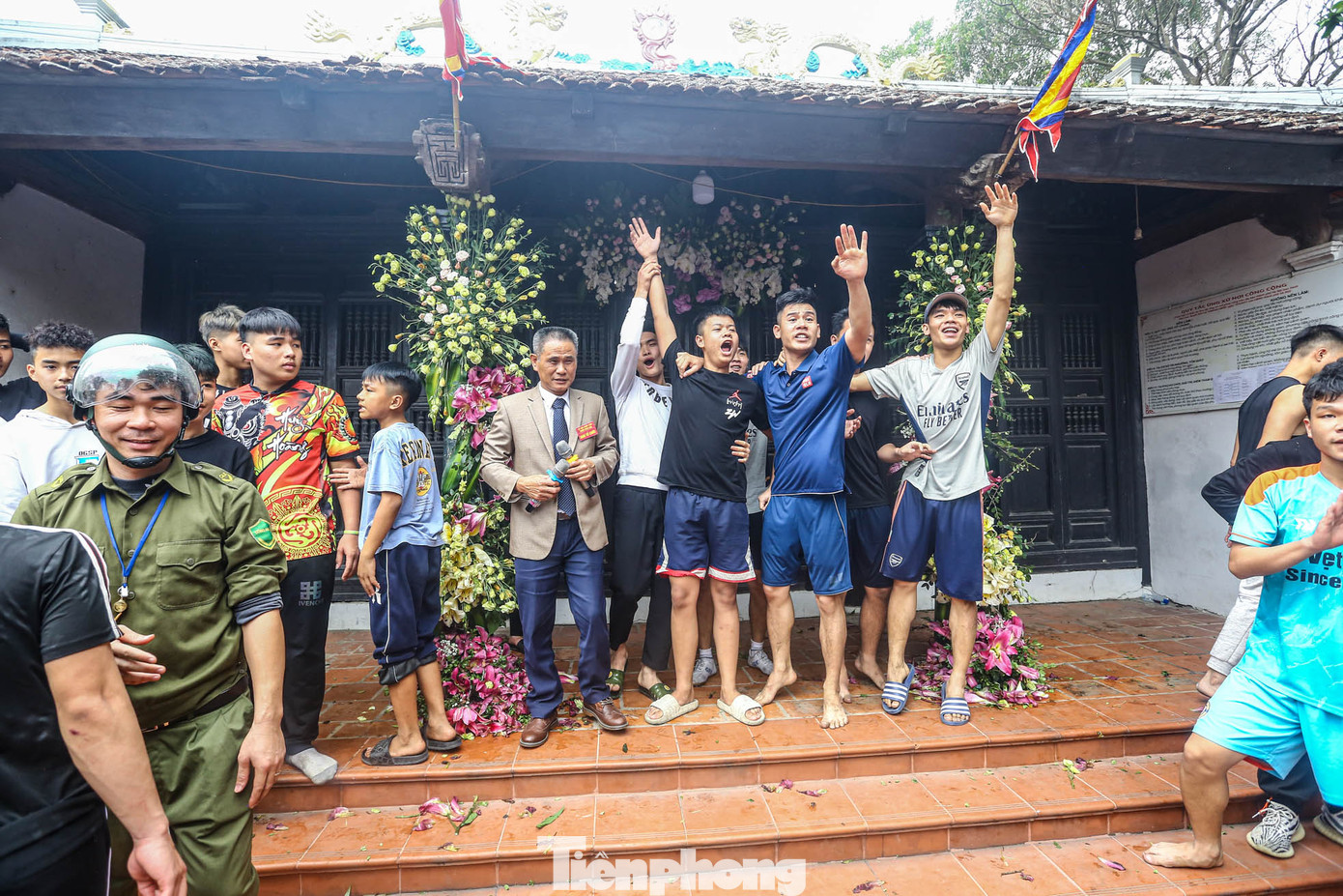 Năm nay, người bản lĩnh, may mắn đưa được cầu vào đình là em Nguyễn Khắc Long, sn 2004, ở thôn Viên Nội (xã Vân Nội, Đông Anh). Người đưa được ông Cầu vào đình sẽ có một năm đầy may mắn và tài lộc.