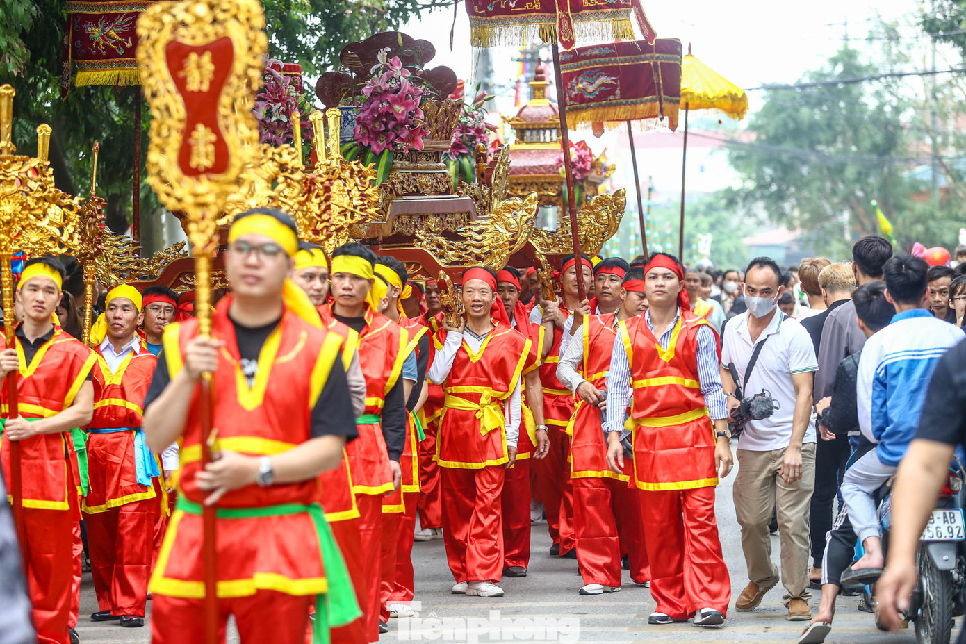 Đình Viên Nội là nơi thờ 2 thành hoàng làng là Tống Vĩnh và Uông Tá. Đây là 2 vị tướng thời Hai Bà Trưng. Hiện mộ của 2 ông vẫn còn ở sau làng. Tương truyền, 2 ông chính là người làng Viên Nội.