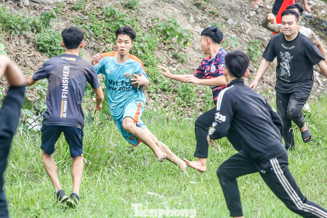 Khác với các lễ hội cướp cầu khác, lễ cướp cầu của thôn Viên Nội chỉ dừng lại khi quả cầu được gieo vào trong đình, khi đó lễ hội mới thực sự chấm dứt. Việc đưa quả cầu vào đình được gọi là rước thần Cầu trở lại đình. Chính cái lệ này, lễ hội gieo cầu Viên Nội không có sự chiếm hữu, mà chỉ có sự cạnh tranh để cố gắng là người đưa được ông cầu vào đình.