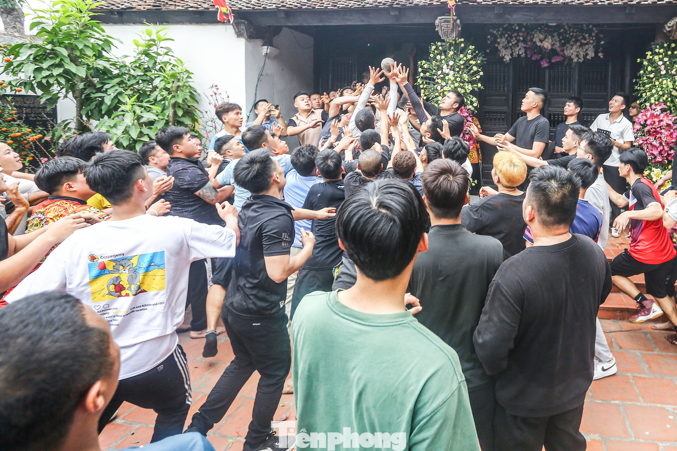 Sau khoảng 4 tiếng đồng hồ được gieo ở cánh đồng, cầu được đưa vào vào trong sân đình và đưa vào đình, lễ hội mới xong hoàn toàn.