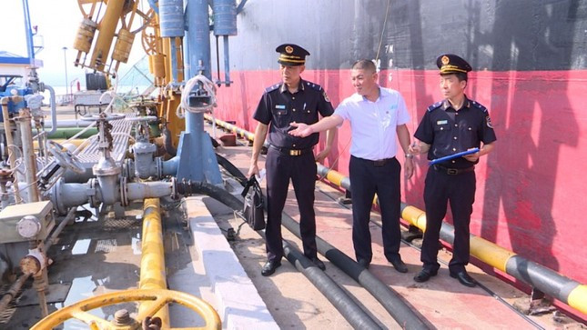 Tổng cục Hải quan yêu cầu các đơn vị tăng cường chống thất thu qua công tác kiểm tra, giám sát. Tổng cục Hải quan yêu cầu các đơn vị tăng cường chống thất thu qua công tác kiểm tra, giám sát.