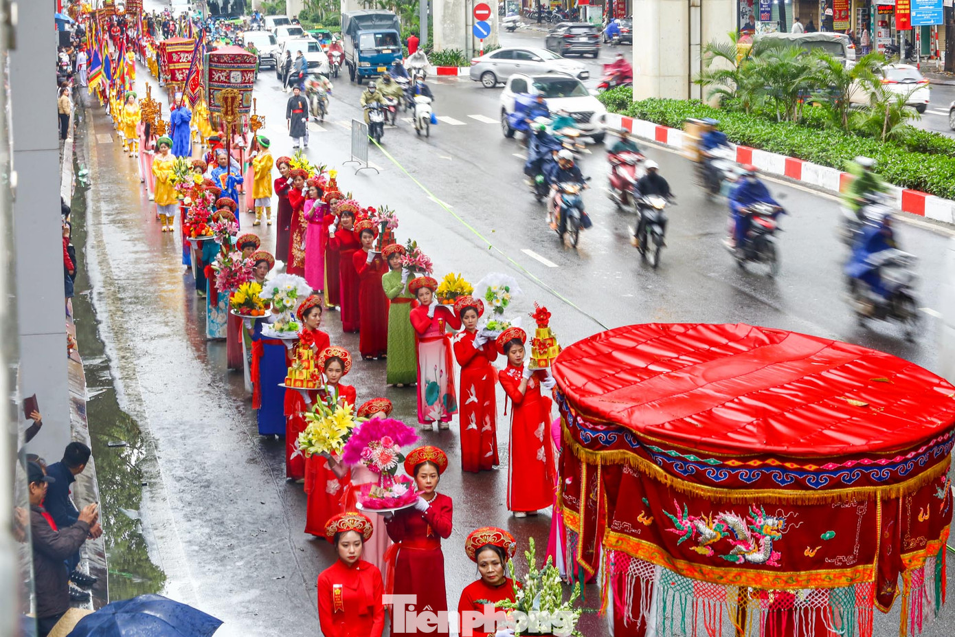 Đoàn rước kiệu dài hàng km diễu hành trên đường phố Thủ đô từ 8h sáng. Đoàn rước kiệu dài hàng km diễu hành trên đường phố Thủ đô từ 8h sáng.