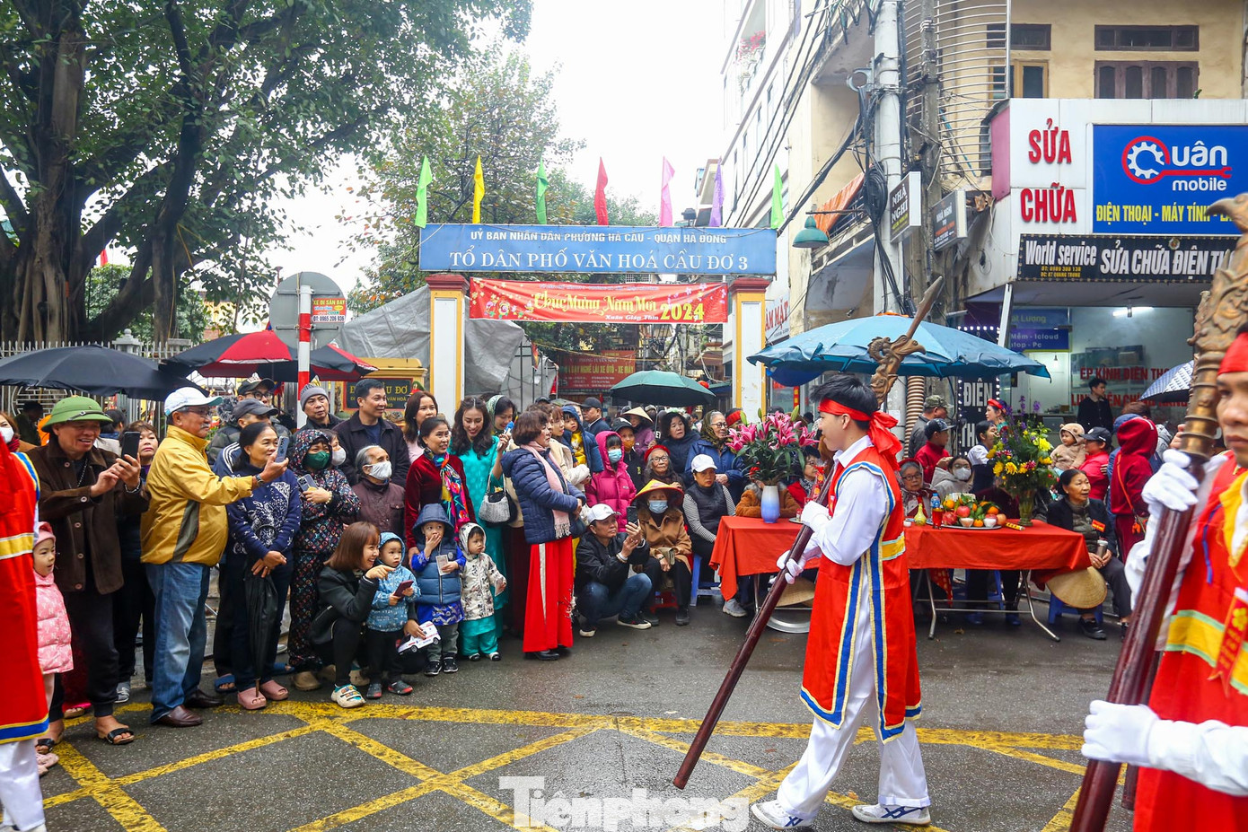 Nhiều hộ gia đình, tổ dân phố bày mâm cúng trên đường kiệu Thánh đi qua. Nhiều hộ gia đình, tổ dân phố bày mâm cúng trên đường kiệu Thánh đi qua.