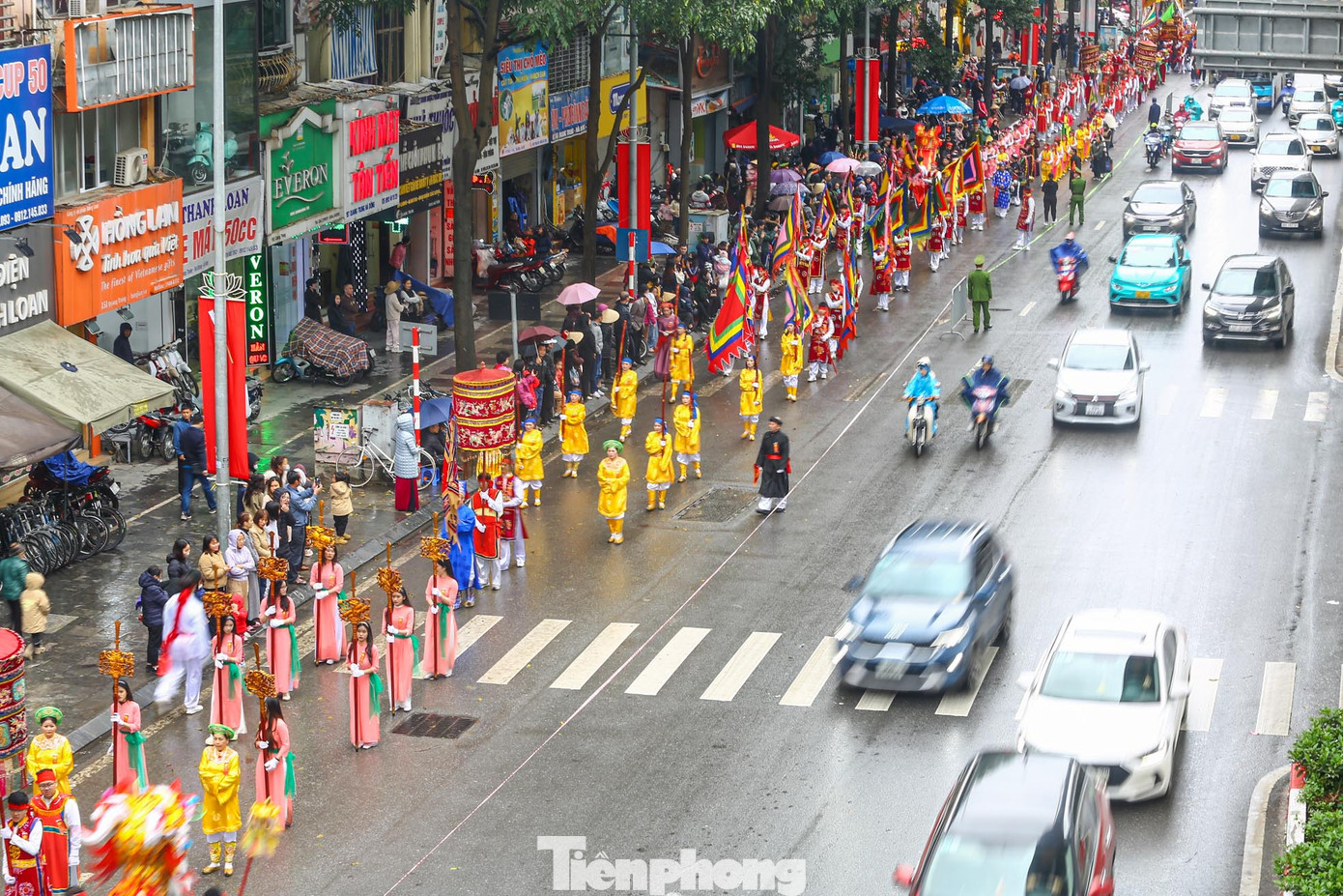 Đoàn rước kiệu dài hàng km diễu hành trên đường phố Thủ đô từ 8h sáng. Đoàn rước kiệu dài hàng km diễu hành trên đường phố Thủ đô từ 8h sáng.