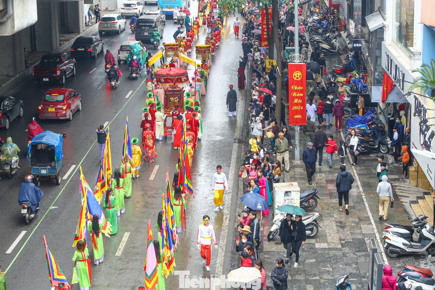 Đoàn rước kiệu dài hàng km diễu hành trên đường phố Thủ đô từ 8h sáng. Đoàn rước kiệu dài hàng km diễu hành trên đường phố Thủ đô từ 8h sáng.