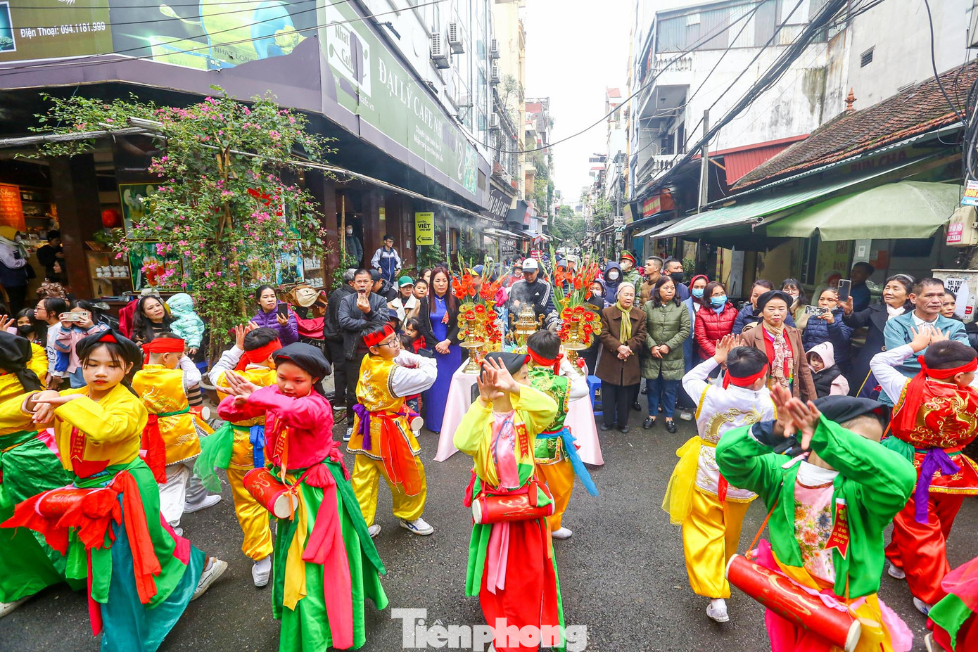 Nhiều hộ gia đình, tổ dân phố bày mâm cúng trên đường kiệu Thánh đi qua. Nhiều hộ gia đình, tổ dân phố bày mâm cúng trên đường kiệu Thánh đi qua.