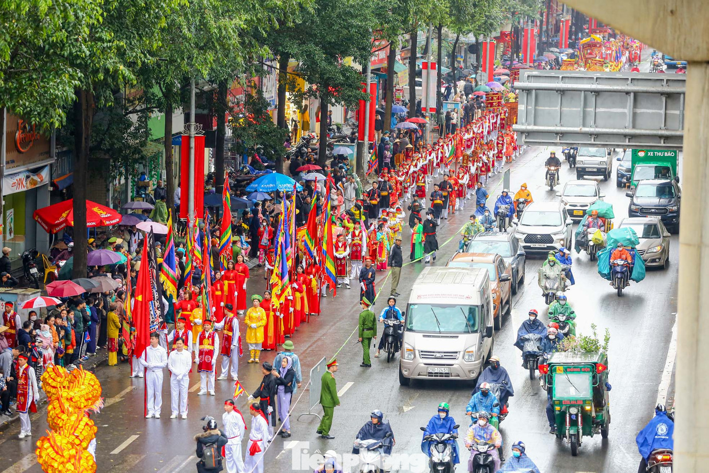 Đoàn rước ngay trục đường chính nên không khí lễ hội tại phố Thủ đô trở nên sôi động, nhộn nhịp. Đoàn rước ngay trục đường chính nên không khí lễ hội tại phố Thủ đô trở nên sôi động, nhộn nhịp.