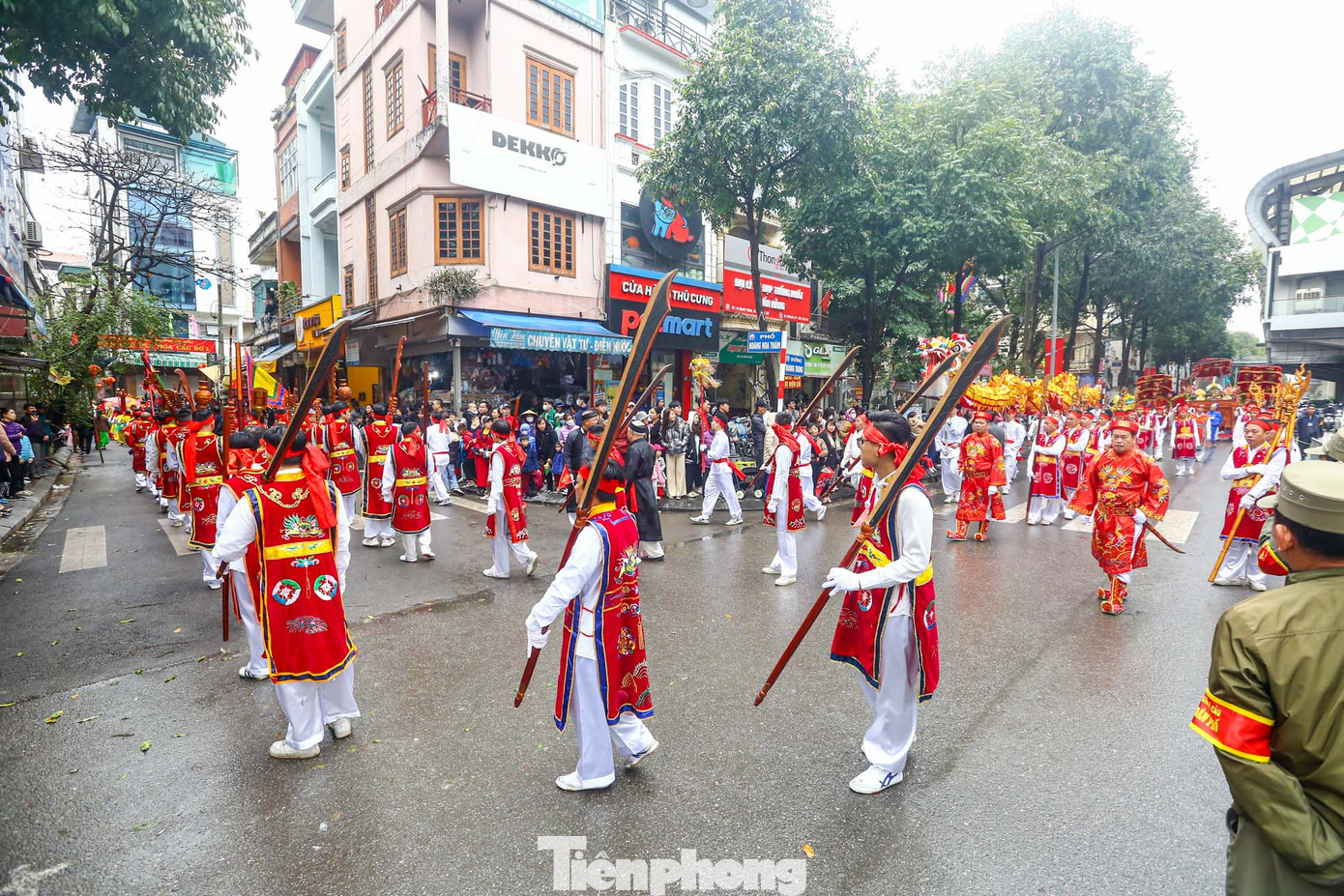 Nhiều hộ gia đình, tổ dân phố bày mâm cúng trên đường kiệu Thánh đi qua. Nhiều hộ gia đình, tổ dân phố bày mâm cúng trên đường kiệu Thánh đi qua.