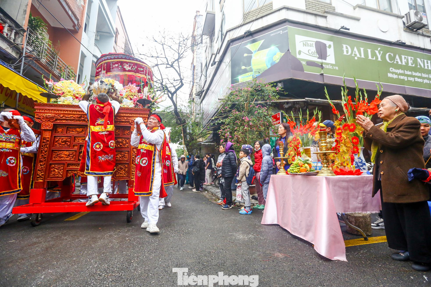 Nhiều hộ gia đình, tổ dân phố bày mâm cúng trên đường kiệu Thánh đi qua. Nhiều hộ gia đình, tổ dân phố bày mâm cúng trên đường kiệu Thánh đi qua.