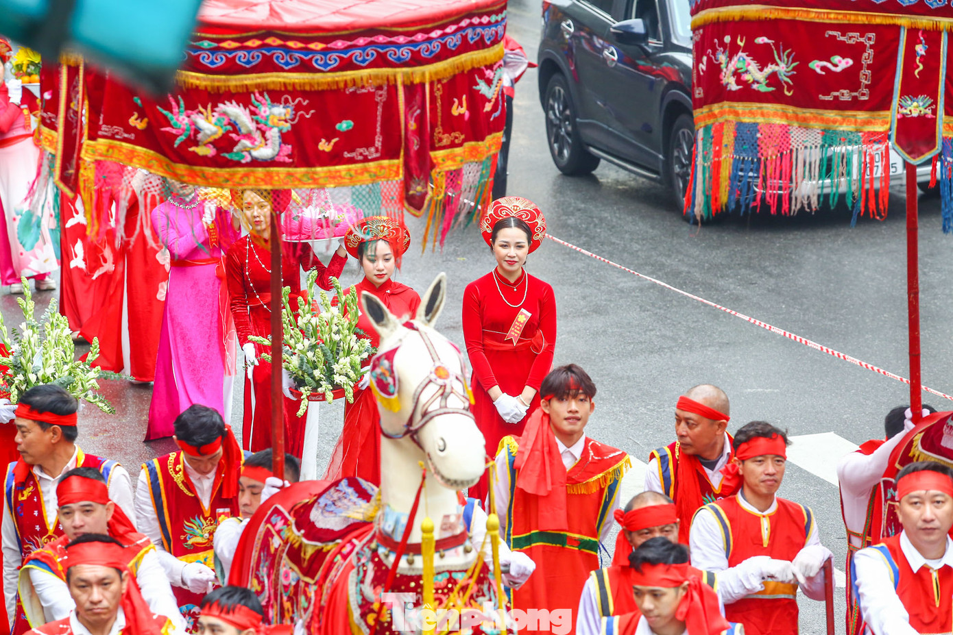Đoàn rước kiệu dài hàng km diễu hành trên đường phố Thủ đô từ 8h sáng. Đoàn rước kiệu dài hàng km diễu hành trên đường phố Thủ đô từ 8h sáng.