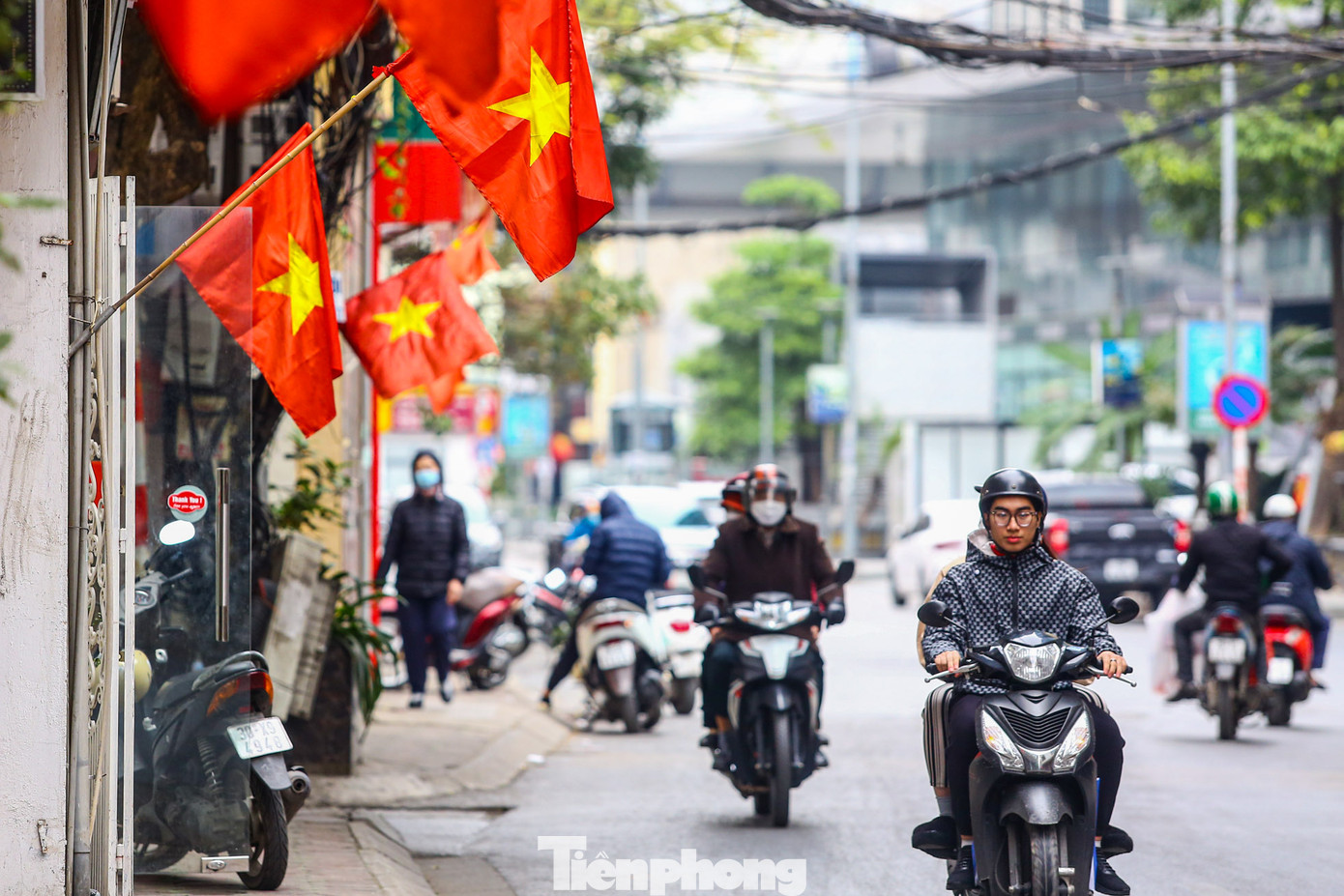 Con phố trông khác lạ hẳn so với ngày thường.