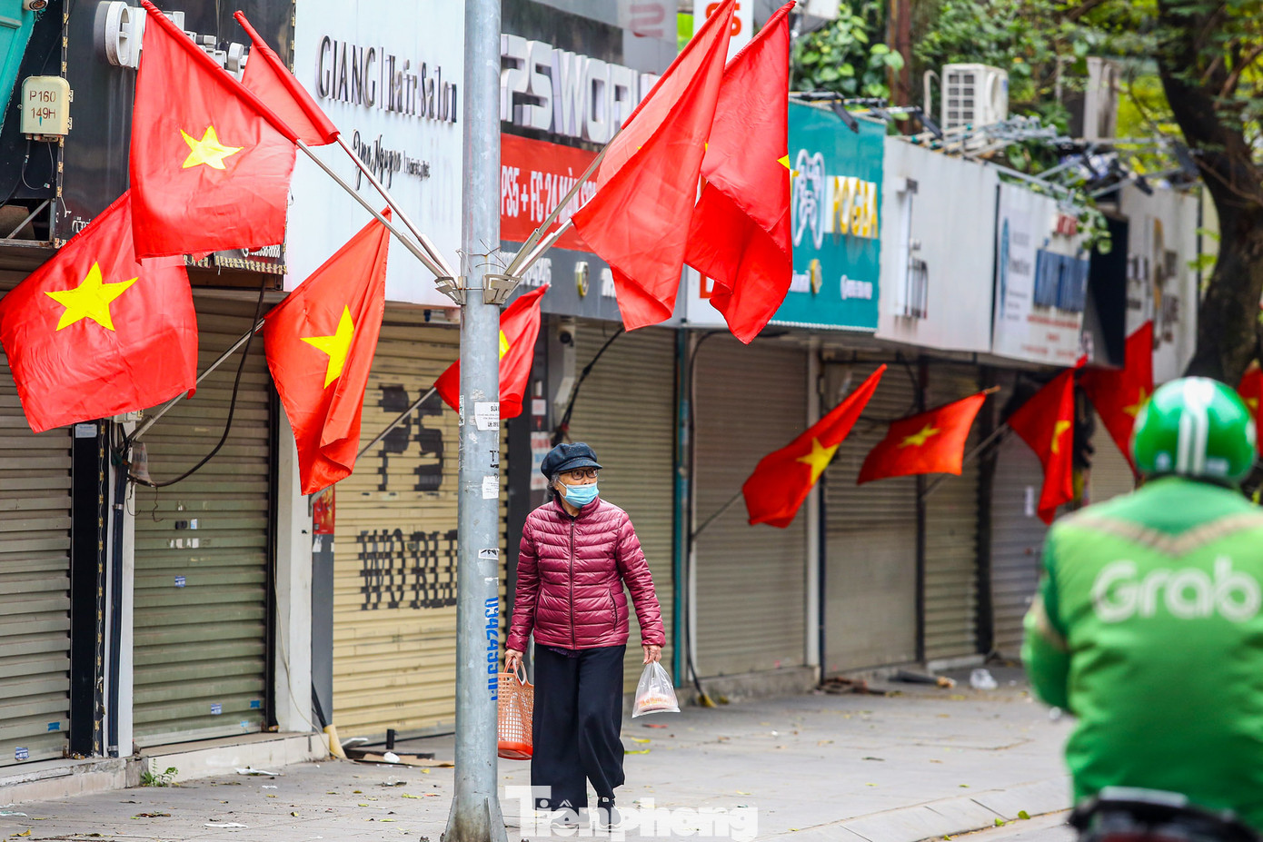 Mọi con phố, ngõ nhỏ của Thủ đô rực rỡ trong ngày cuối cùng của năm.