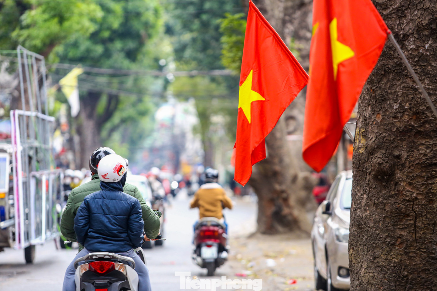 Cờ treo trên đường La Thành.