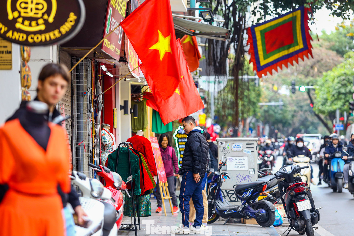 Phố Hàng Bông (quận Hoàn Kiếm, Hà Nội) rực rỡ cờ đỏ sao vàng.