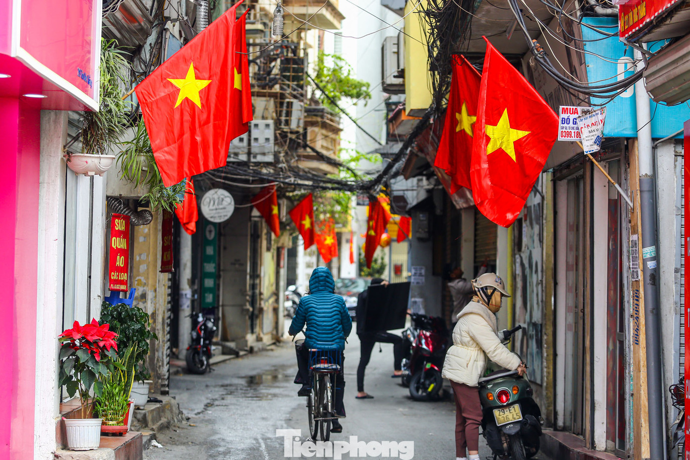 Một góc ngõ trên đường Tôn Đức Thắng rực rỡ cờ hoa.