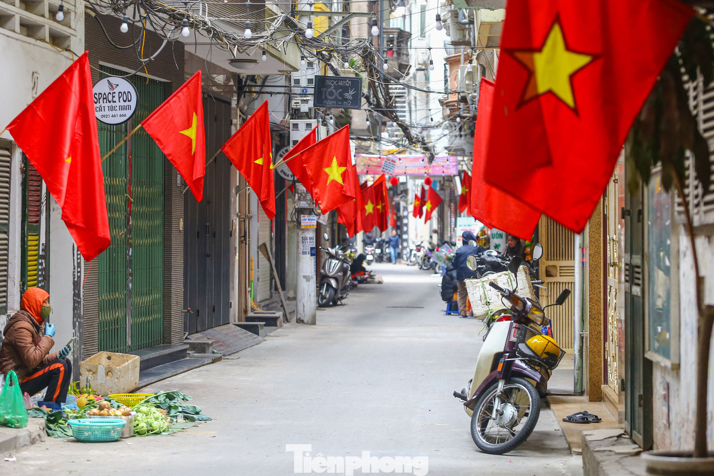 Cứ mỗi dịp Tết đến xuân về, mỗi nhà, xóm, tổ dân phố lại tự treo cờ đỏ sao vàng trước cửa để đón năm mới.