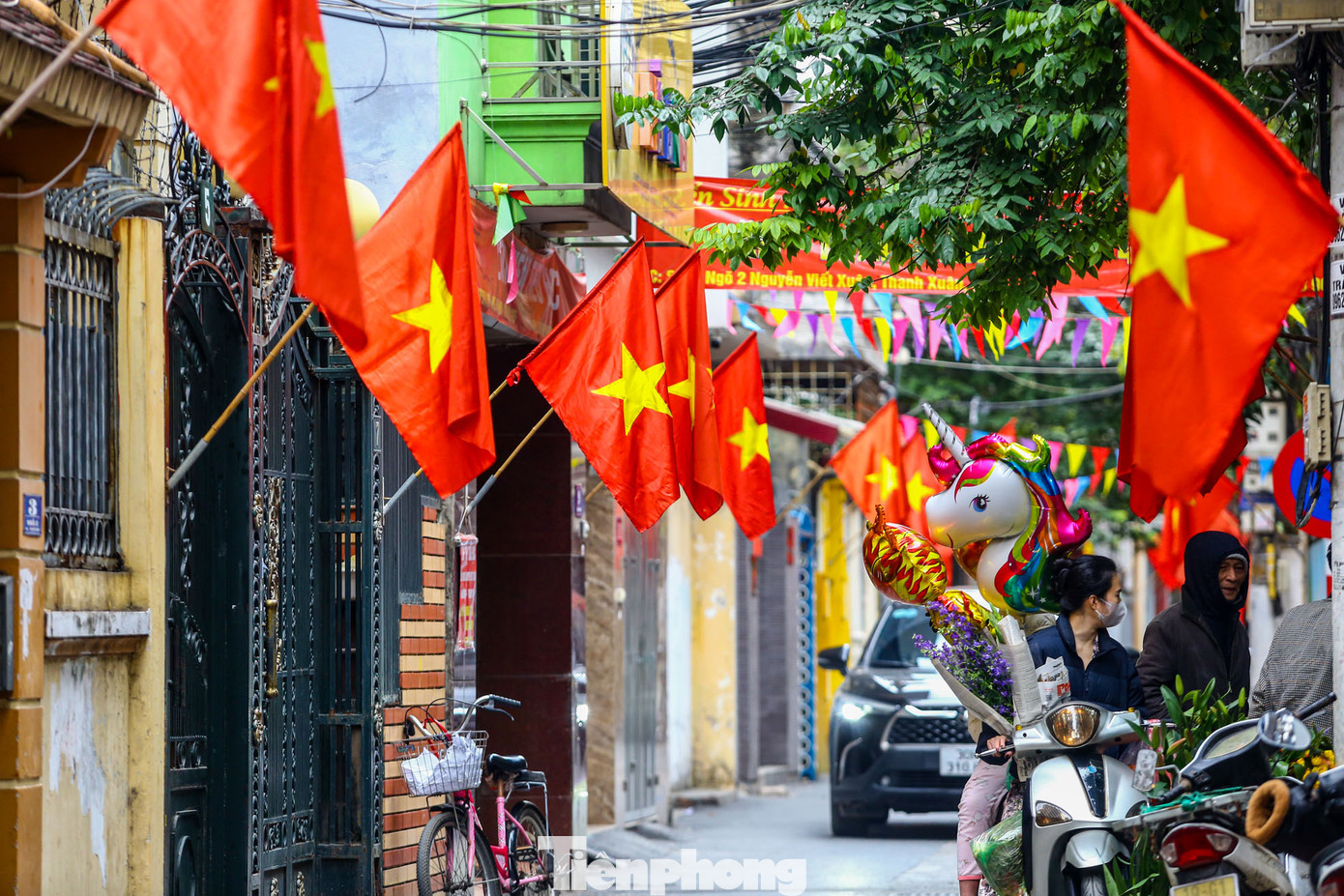 Một góc phố Nguyễn Viết Xuân (Thanh Xuân, Hà Nội) rực rỡ cờ đỏ sao vàng.