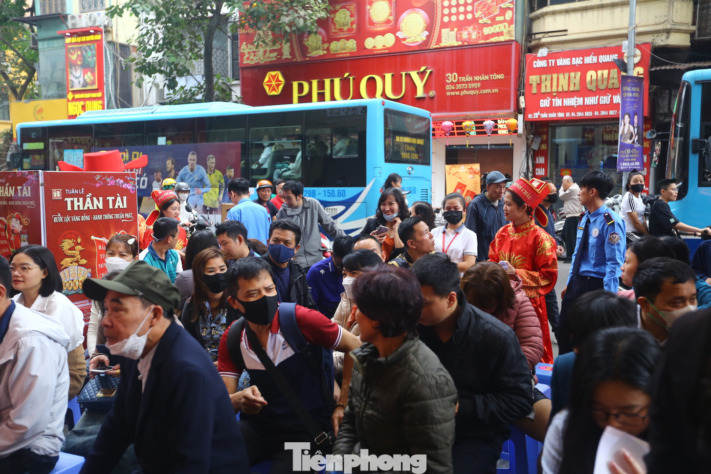 Nhiều người dân chọn các cửa hàng vàng lớn, uy tín để giao dịch trong ngày vía Thần tài (mùng 10 tháng Giêng Âm lịch). Nhiều người dân chọn các cửa hàng vàng lớn, uy tín để giao dịch trong ngày vía Thần tài (mùng 10 tháng Giêng Âm lịch).