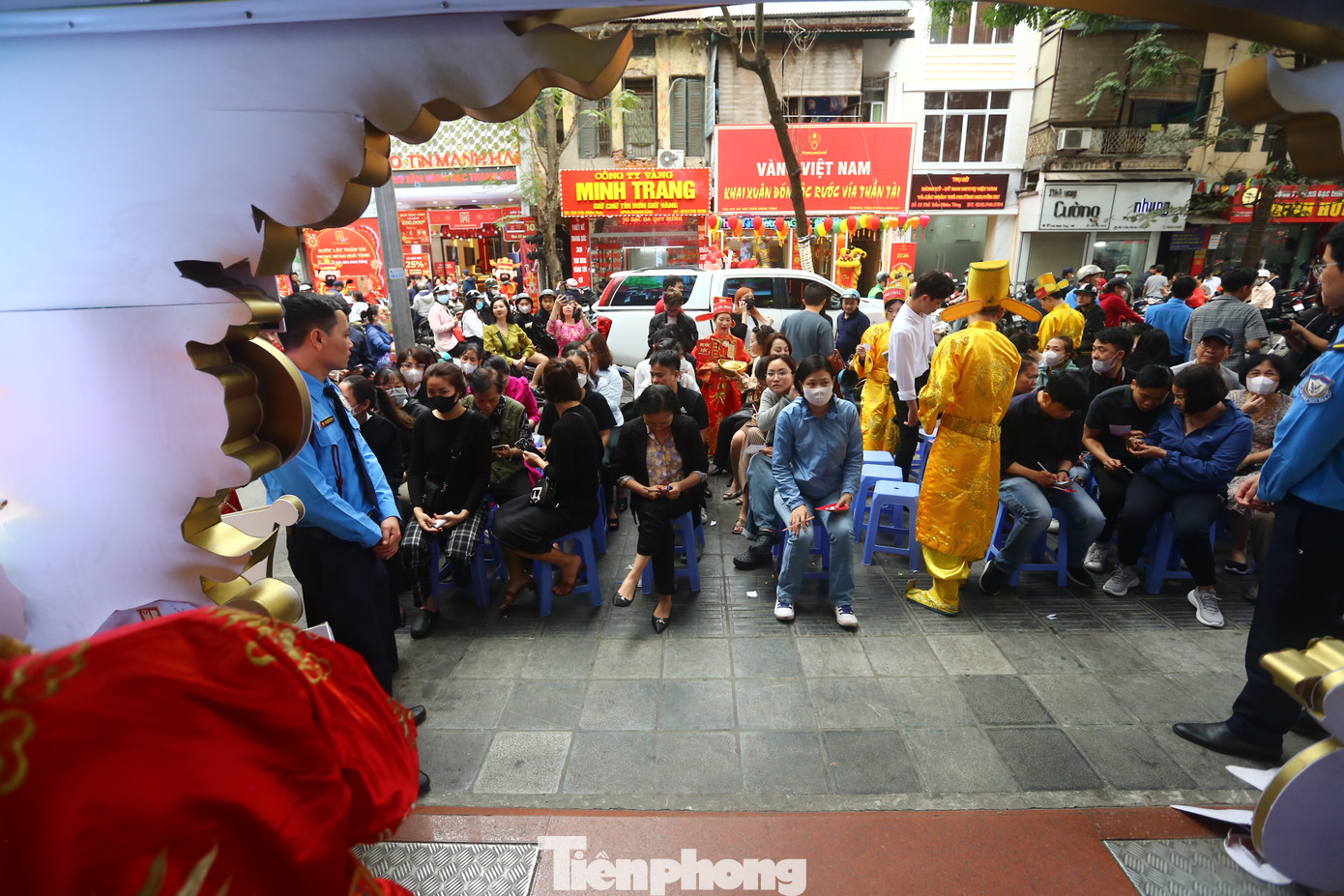 Nhiều người dân chọn các cửa hàng vàng lớn, uy tín để giao dịch trong ngày vía Thần tài (mùng 10 tháng Giêng Âm lịch). Nhiều người dân chọn các cửa hàng vàng lớn, uy tín để giao dịch trong ngày vía Thần tài (mùng 10 tháng Giêng Âm lịch).