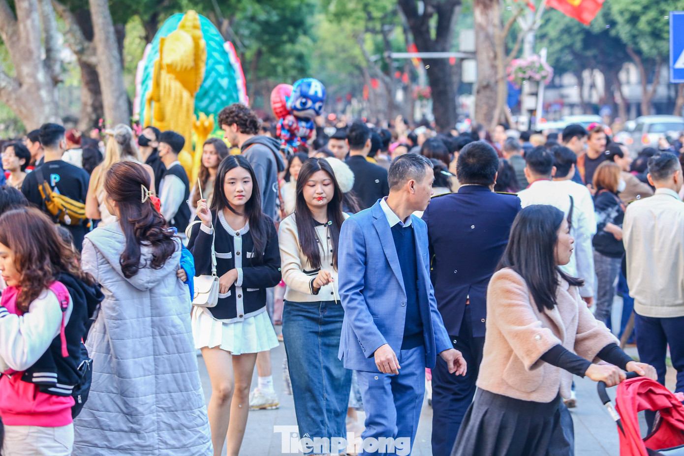 Mặc dù không mở phố đi bộ nhưng lượng khách đổ về quanh khu vực hồ Gươm vẫn tăng đột biến vào ngày Tết.